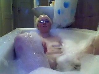 Feucht Fröhliche Pinkelspiele In Der Badewanne