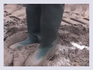 Crushing the Mud in Hunter Waders - shemale, rubberboots, dirtyfeet