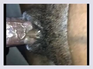 Grosse salope black enceinte se faire defoncer la chatte en voiture - creampie, pregnant, big ass