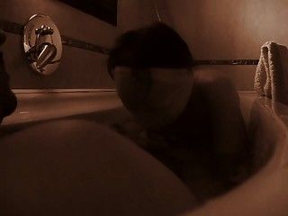 Milanese succhia nella vasca mentre il marito scia