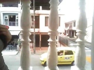 Colombiana masturbacion anal en su balcon