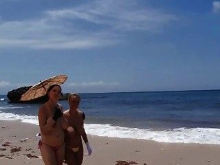 2 girls with great boobs are walking in the beach