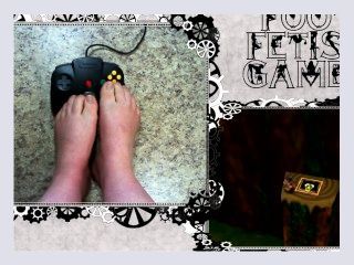 Sexy Gamer Girl Playing Banjo Kazooie With Her Feet