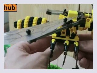 Building an awesome Lego bee while stuck at home because of the coronavirus
