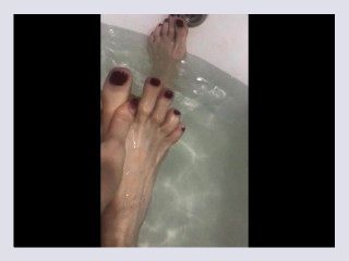 Pretty long feet in the bath