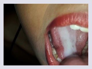 Recopilacion de corridas en la boca y tragadas de leche de la putita de sus