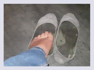 My very dirty flat shoes and my smelly feet french talk