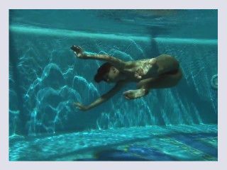 Irina Russaka shows sexy body underwater