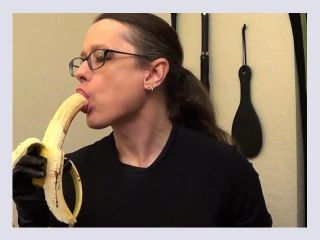 Athletic Babe Deepthroats Banana