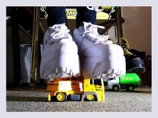 Toycar Crushing with Fila Disruptor Plateau Trailer