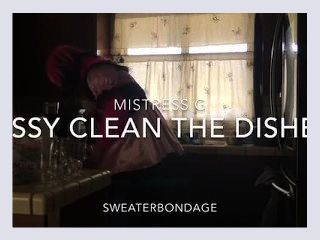 Sissy cleans the dishes 