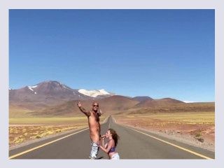 Je le suce et avale tout son sperme en plein milieu de la route au Chili