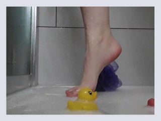 Brit crushing rubber ducklings in the shower