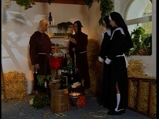 Zwei Nonnen im Weinkeller gefickt