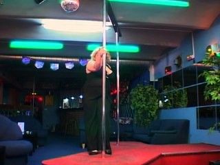  BBW does pole dance on two poles
