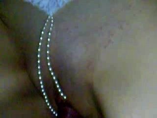 Rasierte Hausfrau mit Perlenstring